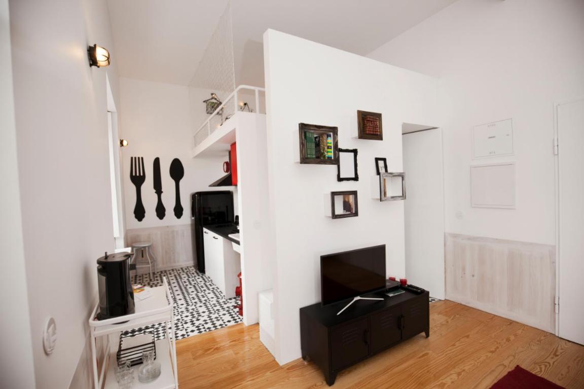 Get Lights And Books In A Flat