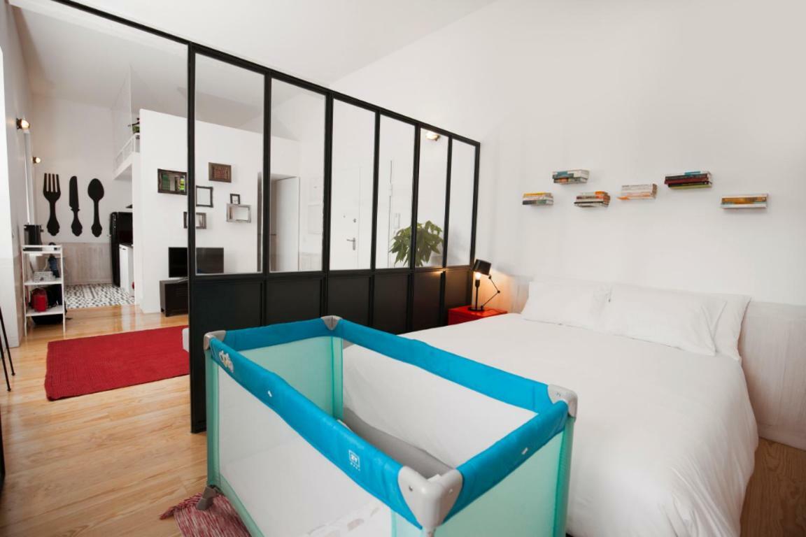 Get Lights And Books In A Flat * Oporto